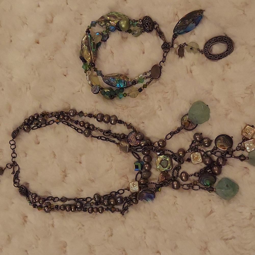 Gorgeous Tres Jolie Neclace and bracelet set.